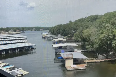 Image de Top floor, one bedroom condo on the lake!