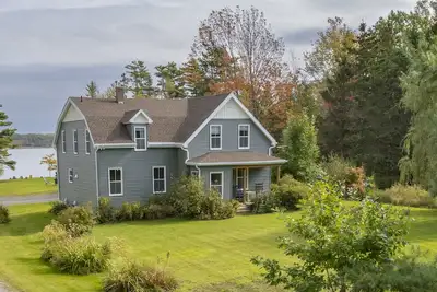 Image de Farmhouse feel with all the amenities of home! Water access from large property!