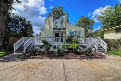 Image de Cozy Coastal Retreat - 3 Bedroom Beach House with Golf Cart Reimbursement