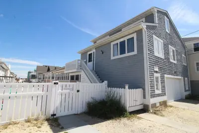 Image de Hay1 | 3 Br, 3 ba beachside w garage + many new upgrades, Ocean view! by Shore Points Vacations