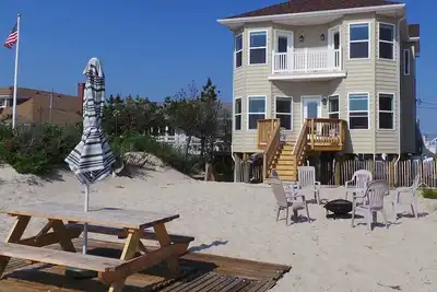 Image de Oce1321 | On the sand Oceanfront! 5br 3ba custom home - direct access to the Beach & views for days!