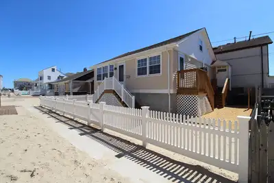 Image de Min5 | Beachside 3br Bungalow on private walk-up lane, next to the boardwalk! Street Parking.