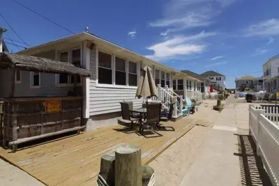 Min8 | 3br Beach Cottage Set in the Sand on private walk-up lane! by Shore Points Vacations