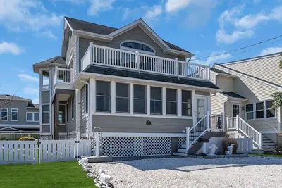 Image de Chan52 | Custom Home close to it all! Views, 4 Tags, Pets! by Shore Points Vacations