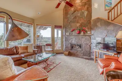 Image de Deschutes River Views from 3 Bed Mt. Bachelor Village Resort Condo