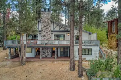 Image de Lakefront home with views and large yard, Bbq, pool table, games and more