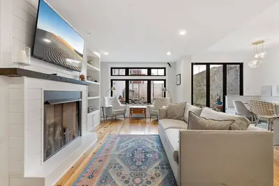 Image de Designer 3 Br Townhome w/ Beautiful Backyard!