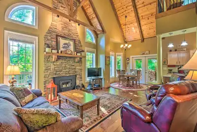 Image de 3 Mi to Museums: Smoky Mountains Cabin w/ Deck