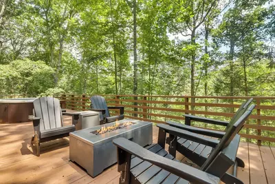 Image de Fully Renovated Broadway Cabin w/ Private Hot Tub!