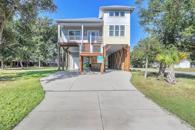 Image de Carolina Sunshine: Spacious Home Less Than Half A Mile to Heron Lookout Park and