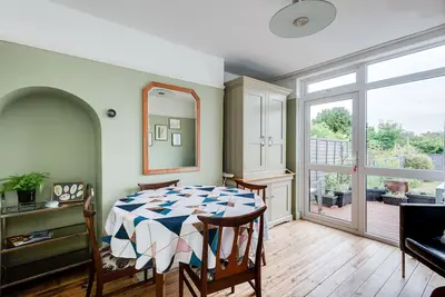 Image de Cheerfull 3-Bedroom Home with parking & garden