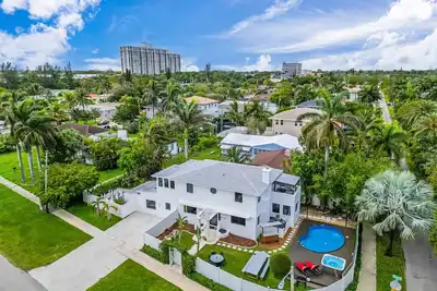 Image de Huge 8 Br Heated Pool HotTub Tropical Oasis Villa