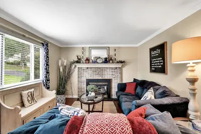 Image de 3 bedroom 2. 5 bath with game room. 19 miles from Pittsburgh
