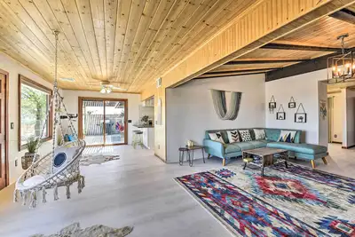 Image de Chic Joshua Tree Pad w/ Mountain Views & Hot Tub