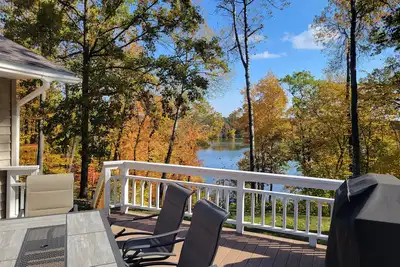 Image de Shady Crest. Pool table, games, bonfire, Legos. Lake w/ kayaks. 5 kings - 16ppl.