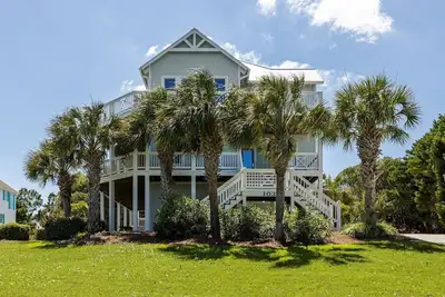 Image de Impeccable Oceanview Home with elevator, hot tub, private pool