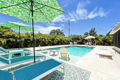 Image de MidCentury Modern  Heated Pool Retreat minutes to Siesta Key Beach & Downtown