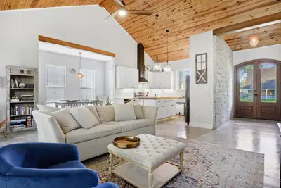 Image de Gorgeous newer 3/2 home w/ Louisiana style & charm