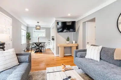 Image de Gorgeous Berkley 3br\/2. 5ba Home w\/ Loft Suite
