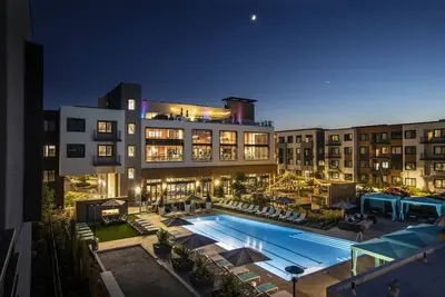 Image de King Bed - Luxury Fully Furnished Condo - 24/7 Gym Pool Jacuzzi in Menlo Park \n