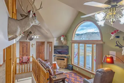 Image de The Hunter's Lodge on Hauser: The Perfect Getaway!
