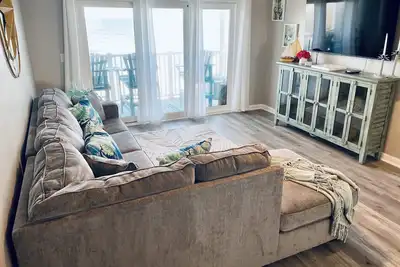 Image de Topsail Paradise-Self Check-in and Steps to Beach!