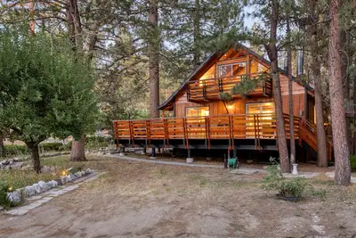 Image de Updated + Chic 4bdr w/ Large Deck, Close to the Lake | Avalon Pines by AvantStay