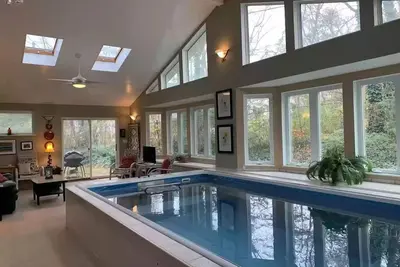 Image de Large Lakeside home with Indoor Pool and Golf Cart
