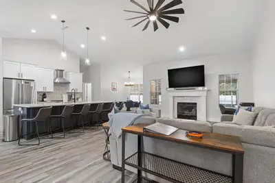 Image de Walk to Uf Stadium! Modern Home with Grill + Patio