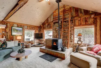 Image de Riverside Mountain Lodge Retreat - Historic Lodge
