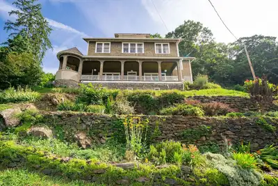 Image de Historic Marshall Inn Private Rentals & weddings, welcoming tourists to our town