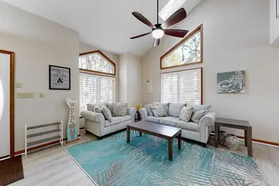 Image de Fantastic gem near the beach with fast WiFi, shared pool, grill, central Ac & Wd