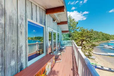 Image de Charming lakehouse with grill, balcony, kayaks, & fast WiFi