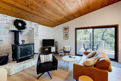 Image de Updated home with central Ac, W\/D, wood stove, home office & high-speed WiFi