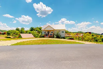 Image de Lakefront home with expansive deck, pool access, & free attraction tickets
