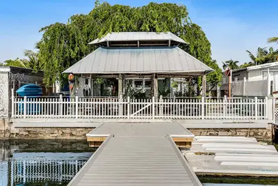 Image de Bayfront bungalow with private dock, kayaks, SUPs, tiki hut & pool access