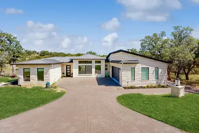 Image de Luxury hill country home in Horseshoe Bay near Lake Lbj & golfing with gameroom