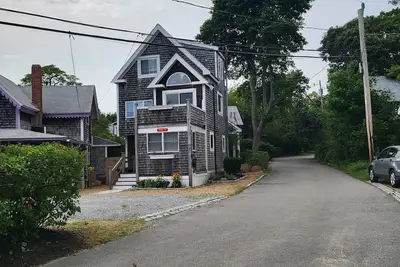 Image de Fully Renovated & Spacious home walking distance to downtown Oak Bluffs/Beaches