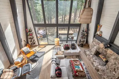 Image de Mid Century Modern A-Frame Cabin at Northstar