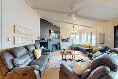 Image de Charming lakefront home with dock, firepit, deck, WiFi, private W/D & gas grill