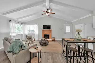 Image de Cozy Cottage Minutes to Lake Conroe w\/Huge Backyard!