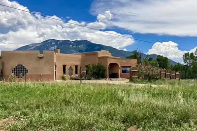 Image de Mountain-view home with private hot tub, enclosed yard, washer/dryer, patio