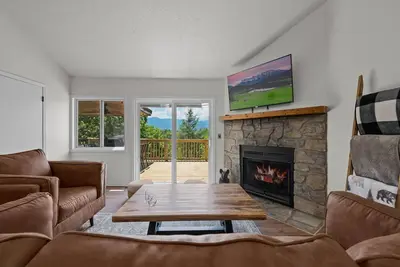 Image de *New* Modern Mountain Home // Hawks Haven