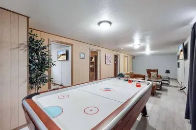 Image de King Beds, Hockey Table & Huge Yard Escape