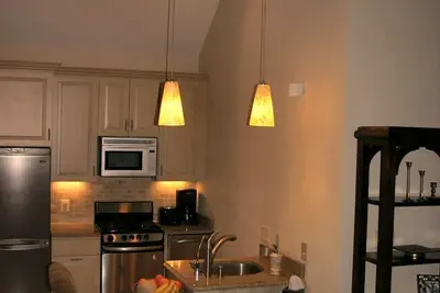 Image de Contemporary colonial cottage, close to dwntown Rockville and metro, accessible.