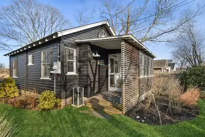 Image de Waterfront NoFo Cottage with public beach access