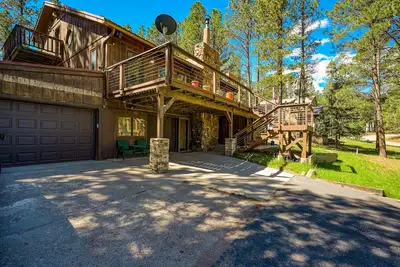 Image de Sprawling home with sauna, fireplaces, office, & fast WiFi - dogs welcome