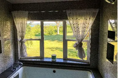 Image de Come to where the colors surround you! Gorgeous Country and water Views, tranquil