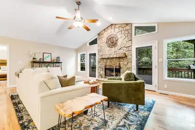 Spacious updated home near hiking trails w\/deck, pool table, mtn views - dogs ok