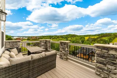 Image de 7 miles to Dollywood -Smokey Mountains Luxury Getaway w/ Free Attraction Tickets